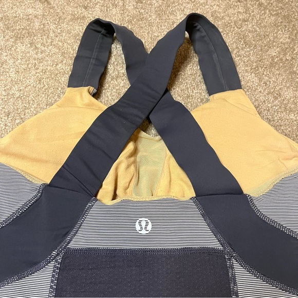 Lululemon Halter Top Built-in Bra Cups Medium Stripes Sports wear  Stretchy - Picture 3 of 5